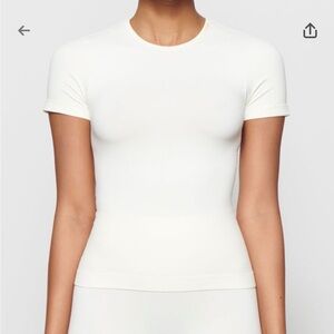 SKIMS Soft Smoothing Seamless T-Shirt - Marble